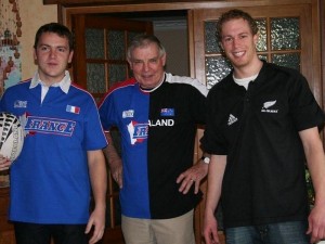 Daniel v sredini in Lee na desni pred finalom v Rugby-ju