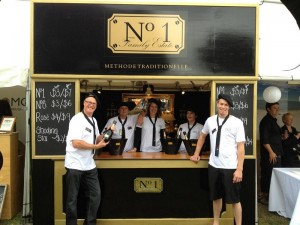 Steve na levi, Lee na desni